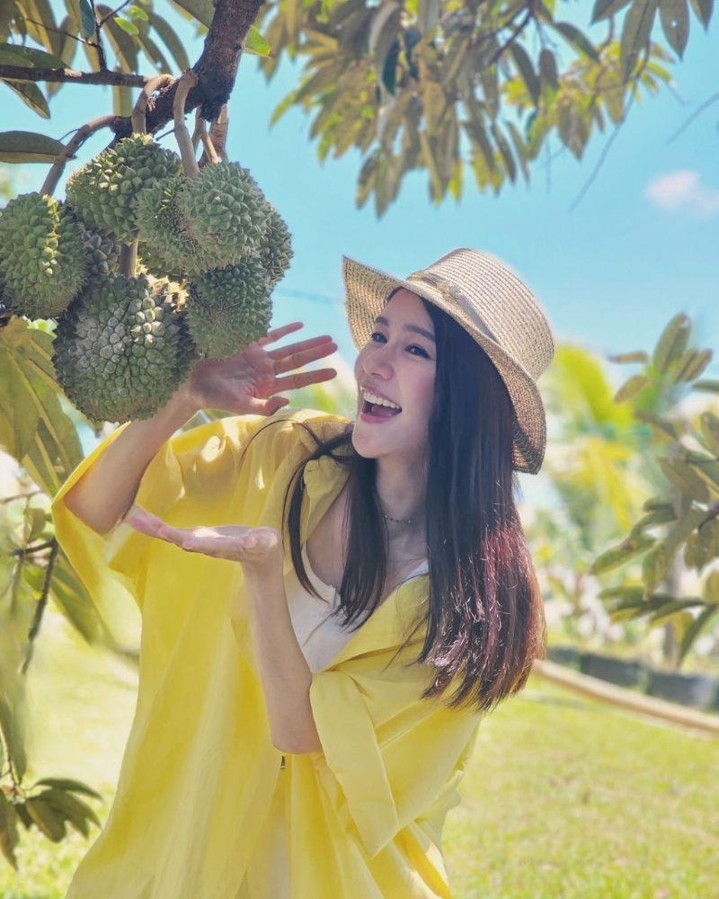 女星黄翠如以松身黄身上衣及白色背心,衬以濶边草帽,散发愉悦的度假气息。 (图片来源:IG@wongtsuiyu) 女星黄翠如以松身黄身上衣及白色背心,衬以濶边草帽,散发愉悦的度假气息。 (图片来源:IG@wongtsuiyu)