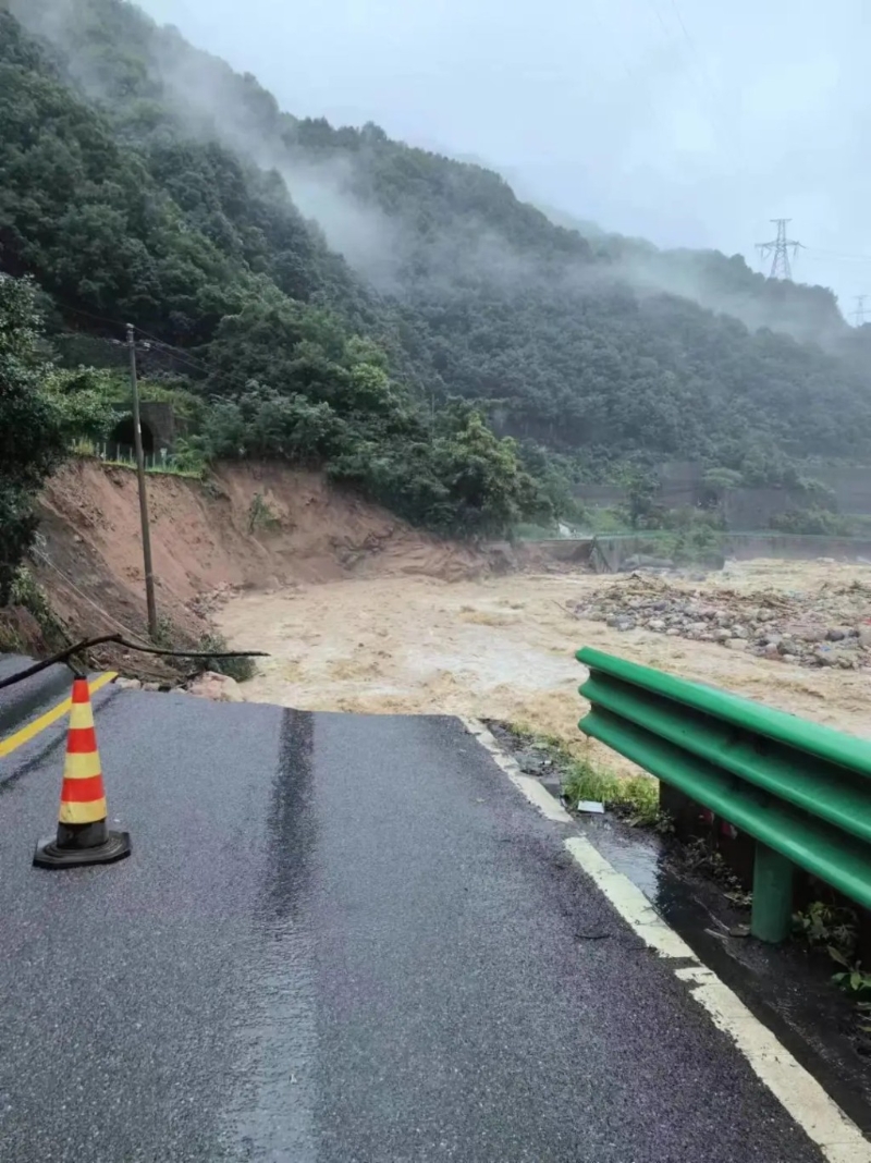 陕西宝鸡暴雨已造成5死8失踪。2