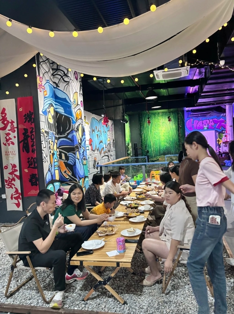 中山玩乐好去处2024｜7. K6城市营地 露营风格餐厅，面积1000平方米，客人可以悠闲地享受室内露营乐趣。（图片来源：小红书＠ K6城市营地）
