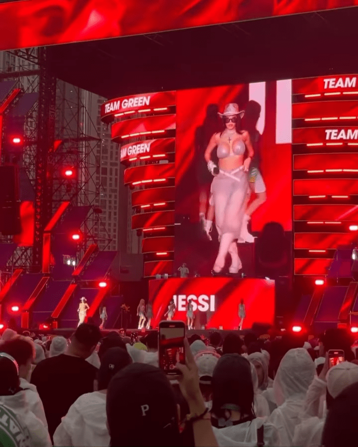 Jessi亦有分享在舞台表演的片段。 Jessi亦有分享在舞台表演的片段。