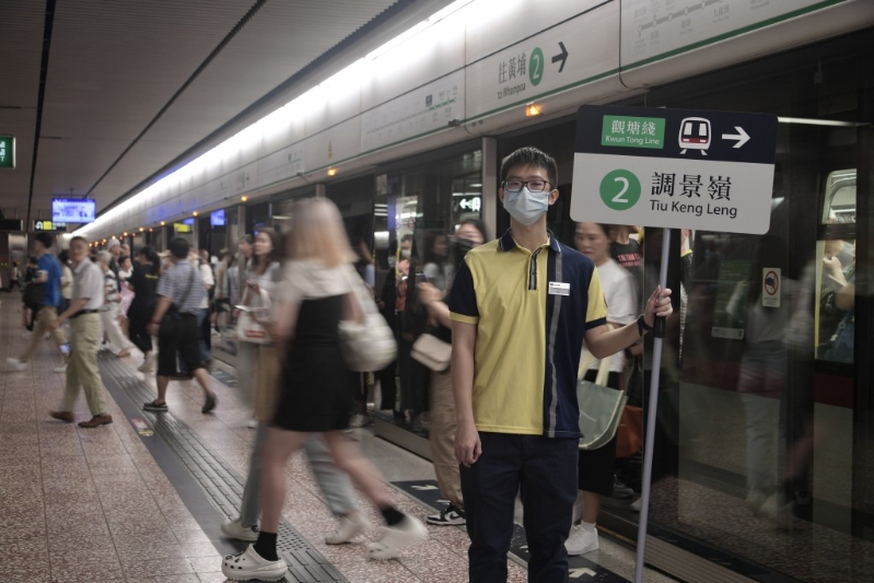 当日会有港铁职员指导乘客转车。(陈浩元摄) 当日会有港铁职员指导乘客转车。(陈浩元摄)