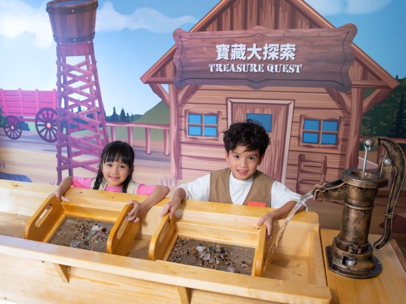 在宝藏大探索可筛出一颗颗色彩缤纷的宝石、矿石及小岩石。(图片来源:挪亚方舟) 在宝藏大探索可筛出一颗颗色彩缤纷的宝石、矿石及小岩石。(图片来源:挪亚方舟)