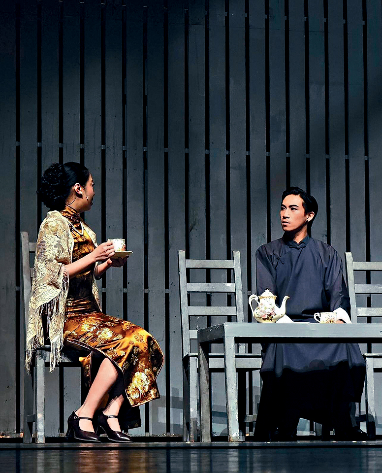 黄进林年初曾赴内地巡演《金锁记》，一人分饰三角。.jpg