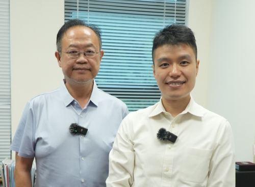 星岛环球网CEO黄晓东（左）走进香港岭南大学，与岭大环球教育处执行副总监倪颂熹畅谈博雅教育理