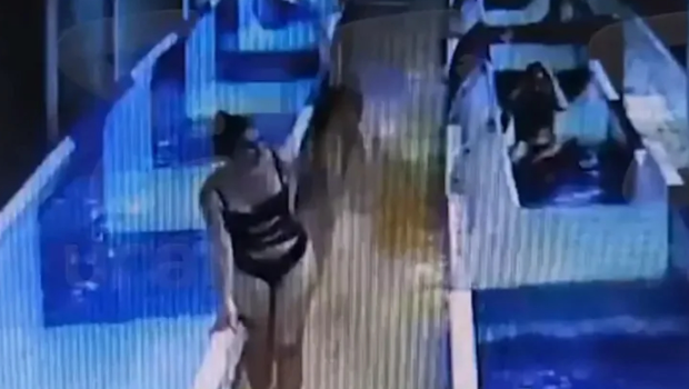 俄罗斯女子疑因在冲下滑水梯时双腿打开,造成阴部撕裂伤。 翻摄ural 俄罗斯女子疑因在冲下滑水梯时双腿打开,造成阴部撕裂伤。 翻摄ural