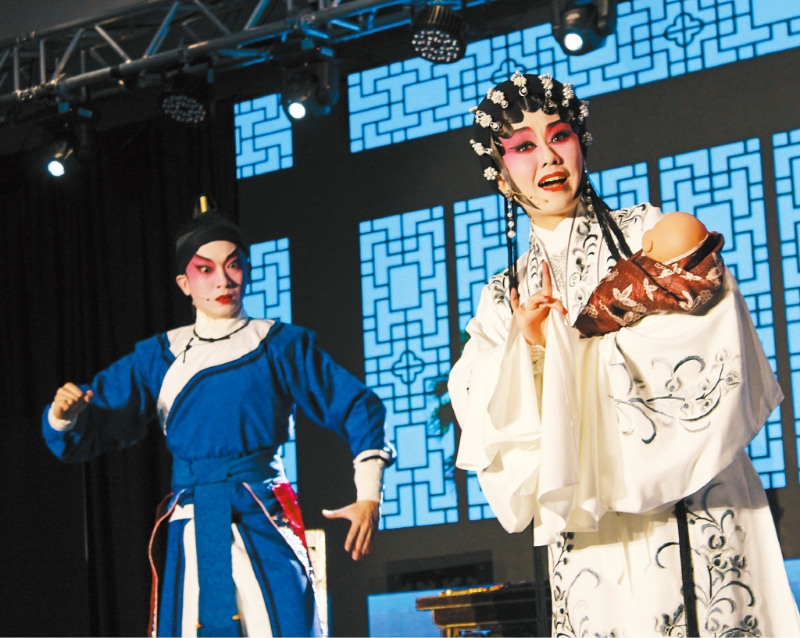 香港青年粤剧精英梁振文与梁芷萁表演粤剧《潞安州》。记者徐明月摄 香港青年粤剧精英梁振文与梁芷萁表演粤剧《潞安州》。记者徐明月摄