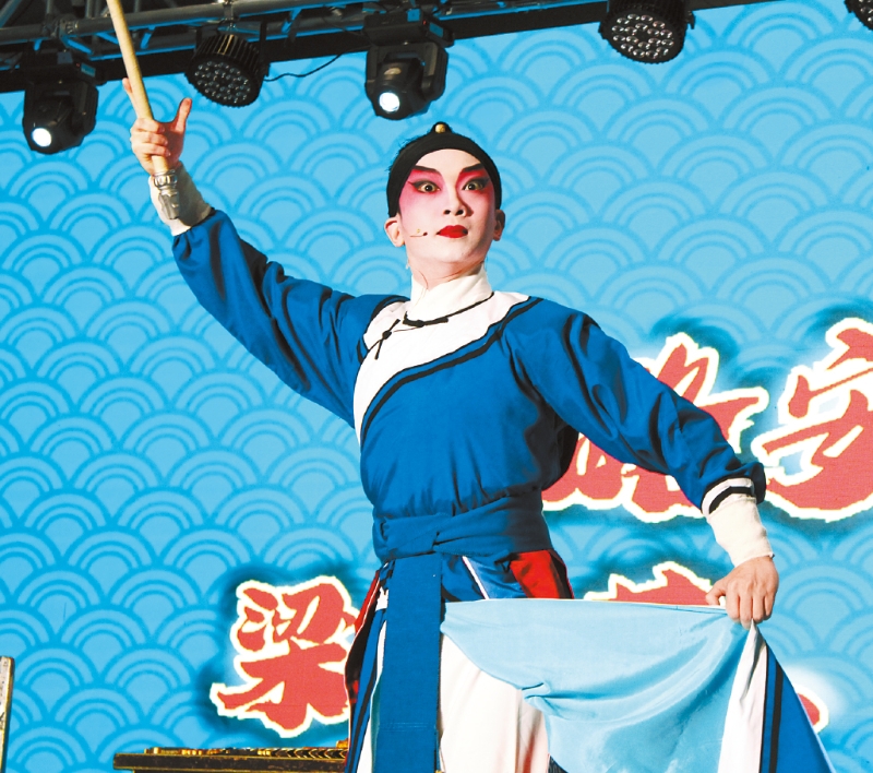 梁振文演出《潞安州》唱作俱佳。记者徐明月摄 梁振文演出《潞安州》唱作俱佳。记者徐明月摄