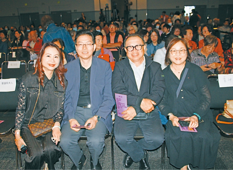 星岛日报美西版社长梁建锋伉俪(左一、二)与许氏人参集团副总裁林维章伉俪。记者徐明月摄 星岛日报美西版社长梁建锋伉俪(左一、二)与许氏人参集团副总裁林维章伉俪。记者徐明月摄