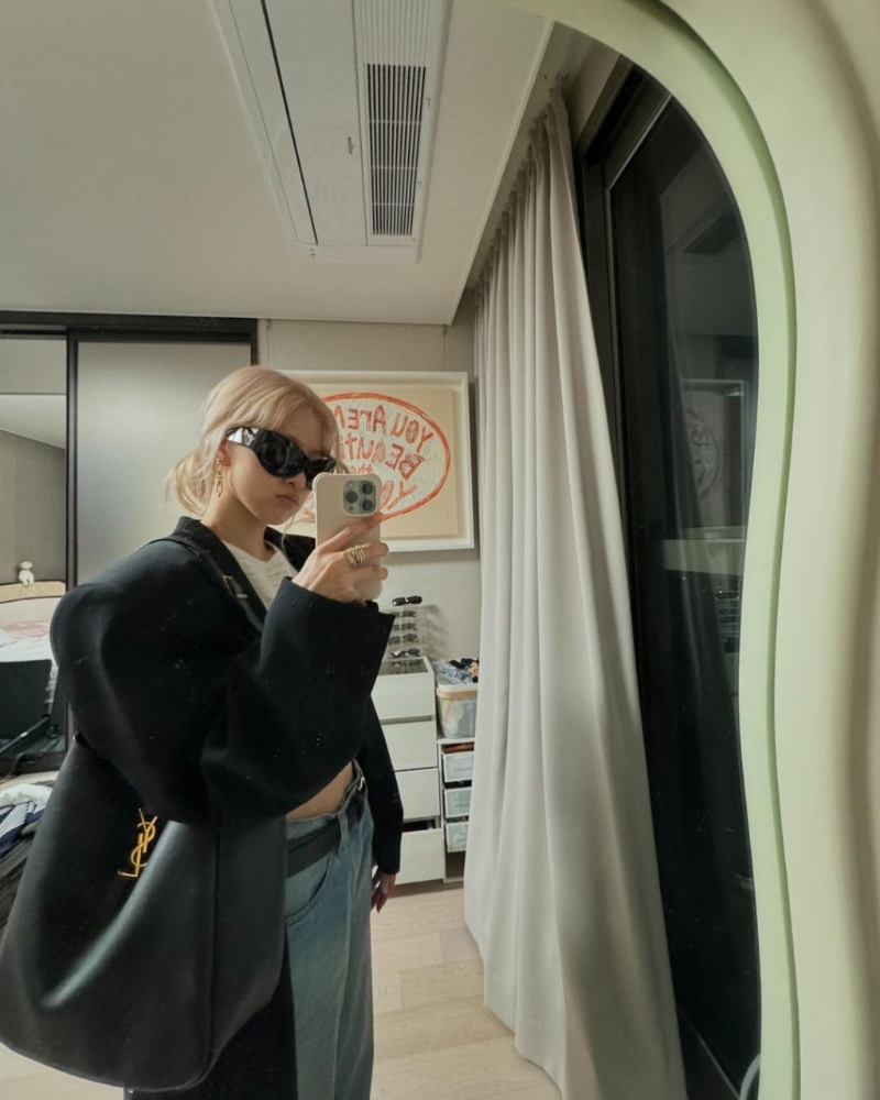 BLACKPINK成员Rosé以Saint Laurent的黑色LE 5 À 7 Supple系列 Hobo单肩手袋,配衬中性型格衣着。 (图:IG@roses_are_rosie) BLACKPINK成员Rosé以Saint Laurent的黑色LE 5 À 7 Supple系列 Hobo单肩手袋,配衬中性型格衣着。 (图:IG@roses_are_rosie)