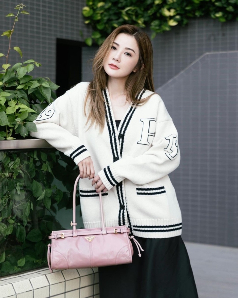本地女星蔡卓妍手中的是Prada皮腰带缀饰粉红色手袋,散发女性魅力。 (图: IG@choisaaaa) 本地女星蔡卓妍手中的是Prada皮腰带缀饰粉红色手袋,散发女性魅力。 (图: IG@choisaaaa)