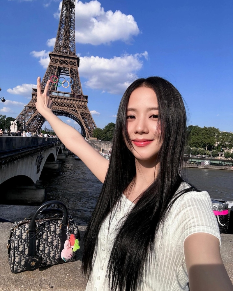BLACKPINK成员Jisoo早前到访巴黎, 以轻松打扮配搭Dior最新的Groove Bag,休闲亦优雅。 (图: IG@sooyaaa__) BLACKPINK成员Jisoo早前到访巴黎, 以轻松打扮配搭Dior最新的Groove Bag,休闲亦优雅。 (图: IG@sooyaaa__)