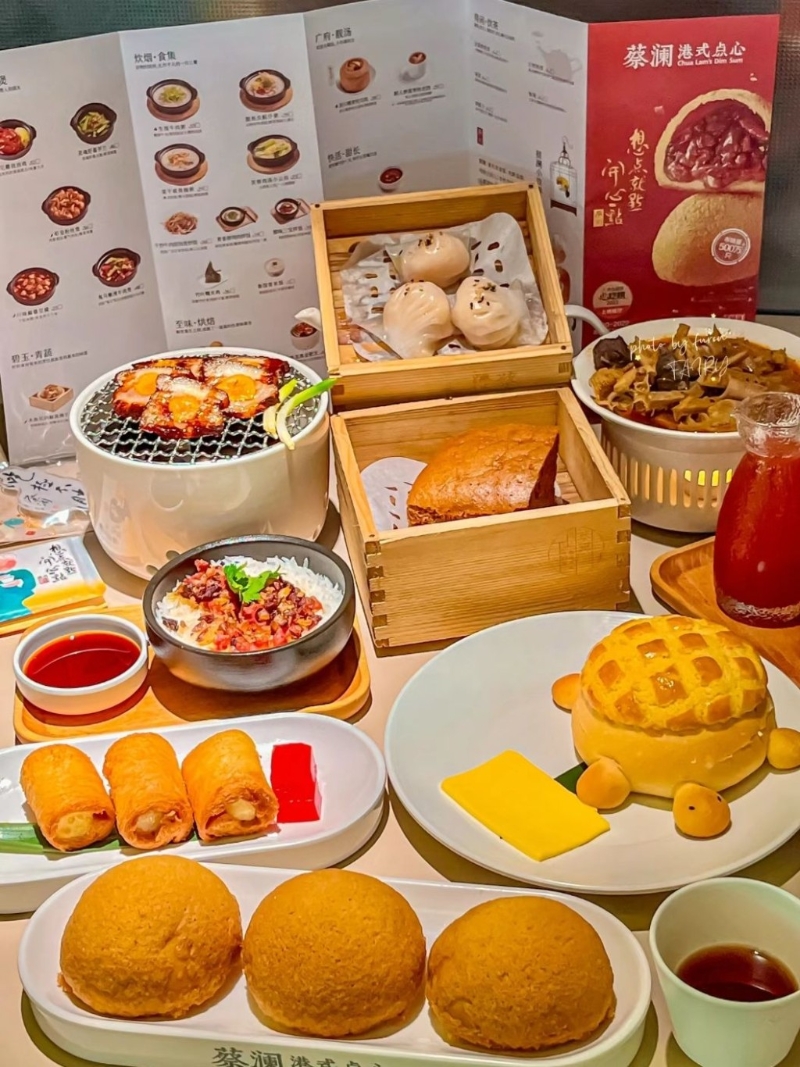 蔡澜港式点心由美食家蔡澜于2017年创立,在内地有多间分店,主打港式口味点心,在传承古法点心的基础上大胆创新。 蔡澜港式点心由美食家蔡澜于2017年创立,在内地有多间分店,主打港式口味点心,在传承古法点心的基础上大胆创新。