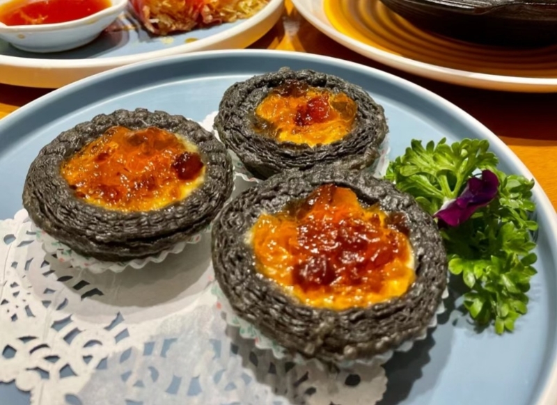 虾饺妹竹炭桃胶蛋挞卖相吸睛,打卡必吃美食。 虾饺妹竹炭桃胶蛋挞卖相吸睛,打卡必吃美食。