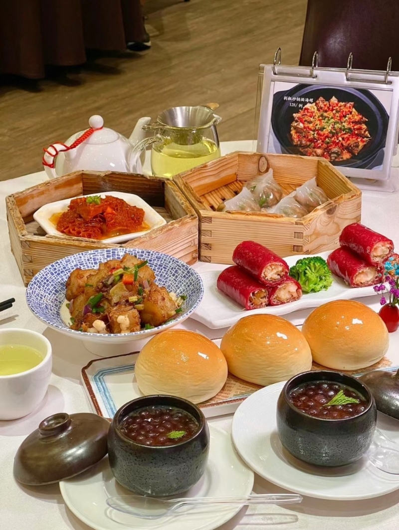 宝园酒家中式装修,长者都喜欢在这种传统粤式茶楼叹茶吃美食,店中点心都是手工现做,而且有很多创新食品。 宝园酒家中式装修,长者都喜欢在这种传统粤式茶楼叹茶吃美食,店中点心都是手工现做,而且有很多创新食品。