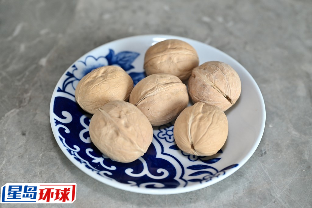用核桃提升風味。 用核桃提升風味。