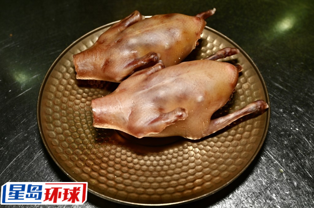 风干可令乳鸽更入味。 风干可令乳鸽更入味。