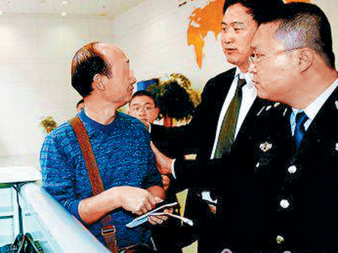 港人返港前被当局拘留 港人返港前被当局拘留