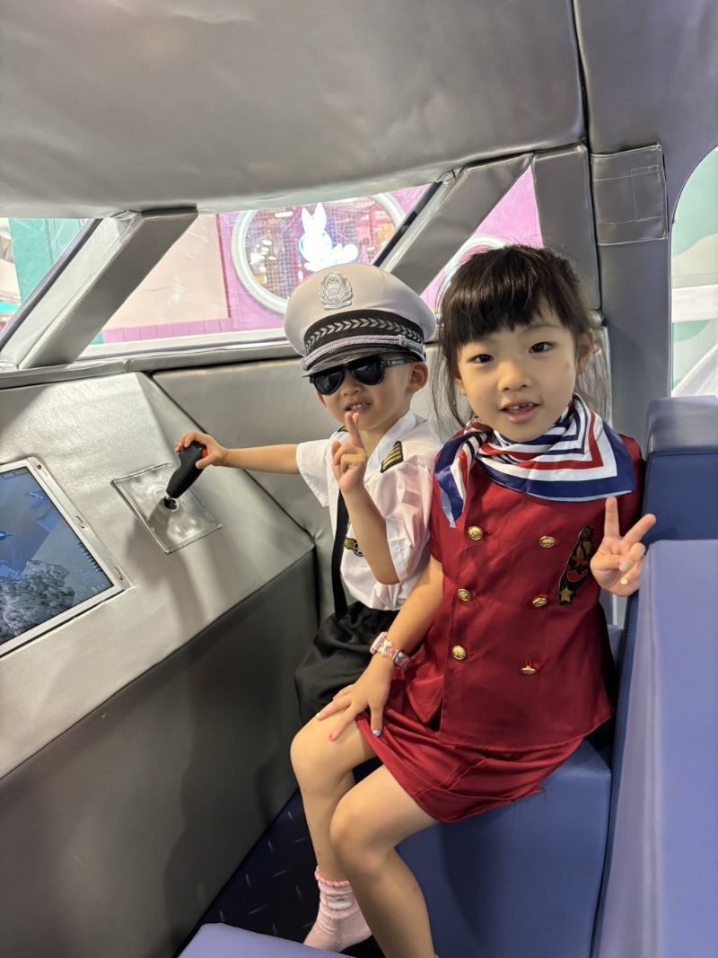 在playhouse扮演飞机师和空中小姐 在playhouse扮演飞机师和空中小姐