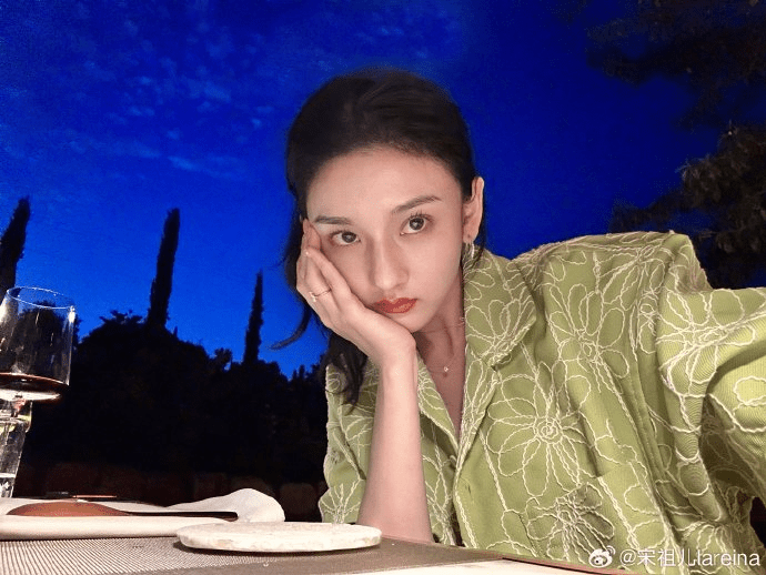 宋祖儿此前因为被曝疑似涉嫌偷逃税款而一度陷入风波。 微博 宋祖儿此前因为被曝疑似涉嫌偷逃税款而一度陷入风波。 微博