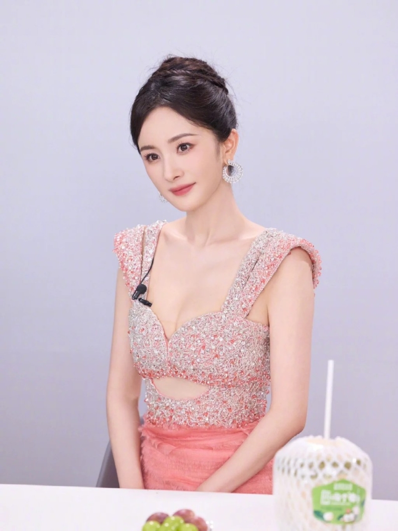 杨幂现身代言活动,一身粉红色低胸亮片长裙尽现完美身材 杨幂现身代言活动,一身粉红色低胸亮片长裙尽现完美身材