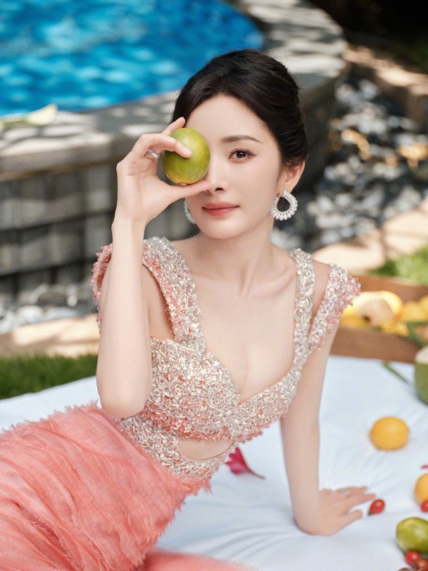 上半身是由银色串珠打造的吊带上衣,桃心领的设计令杨幂的导弹胸展露无遗 上半身是由银色串珠打造的吊带上衣,桃心领的设计令杨幂的导弹胸展露无遗