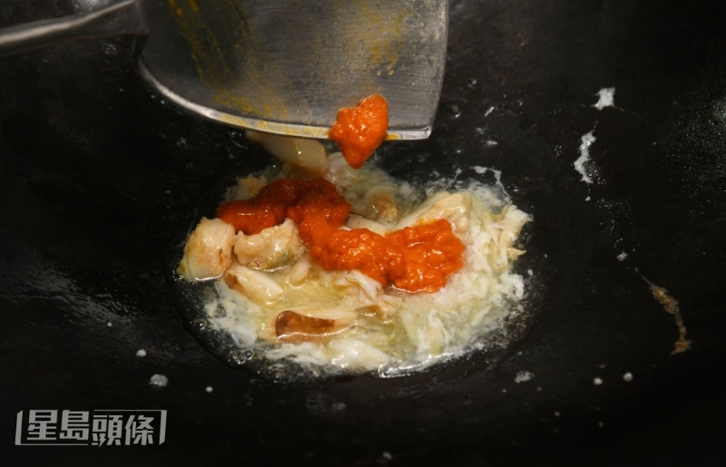 膏蟹折出肉和膏再以上汤煨煮至入味。 膏蟹折出肉和膏再以上汤煨煮至入味。