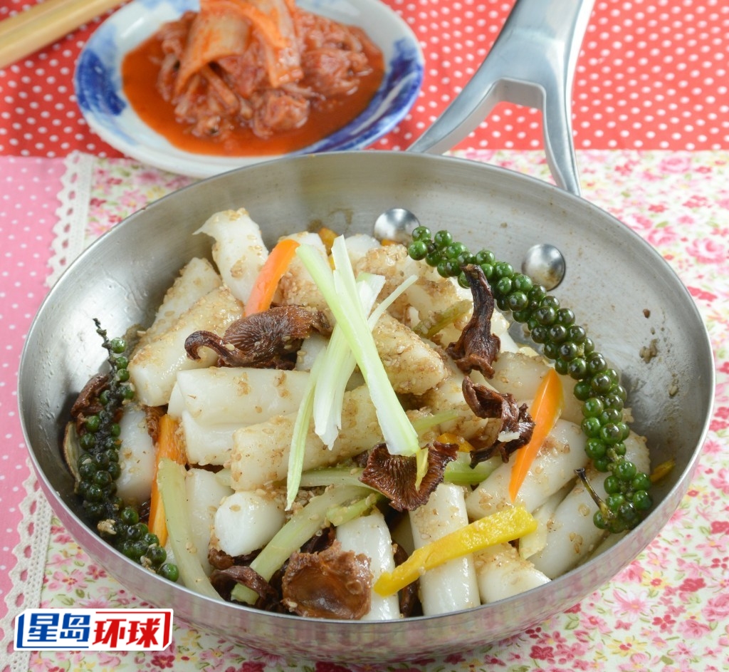 青胡椒鸡油菌年糕锅 青胡椒鸡油菌年糕锅