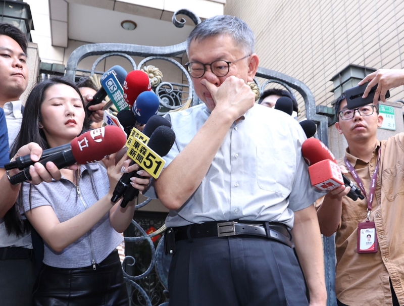 民众党主席柯文哲(见图)因涉入京华城案遭声押,台北地方法院裁定无保请回,3日一早出门受访,再度强调自己坦荡荡,呼吁检调不要成为民进党的机器。中时数据照 民众党主席柯文哲(见图)因涉入京华城案遭声押,台北地方法院裁定无保请回,3日一早出门受访,再度强调自己坦荡荡,呼吁检调不要成为民进党的机器。中时数据照