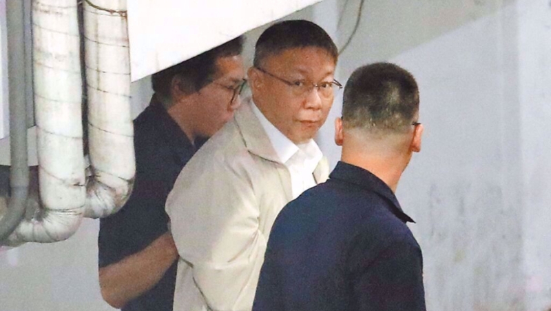 柯文哲在法警戒护下走向囚车 柯文哲在法警戒护下走向囚车
