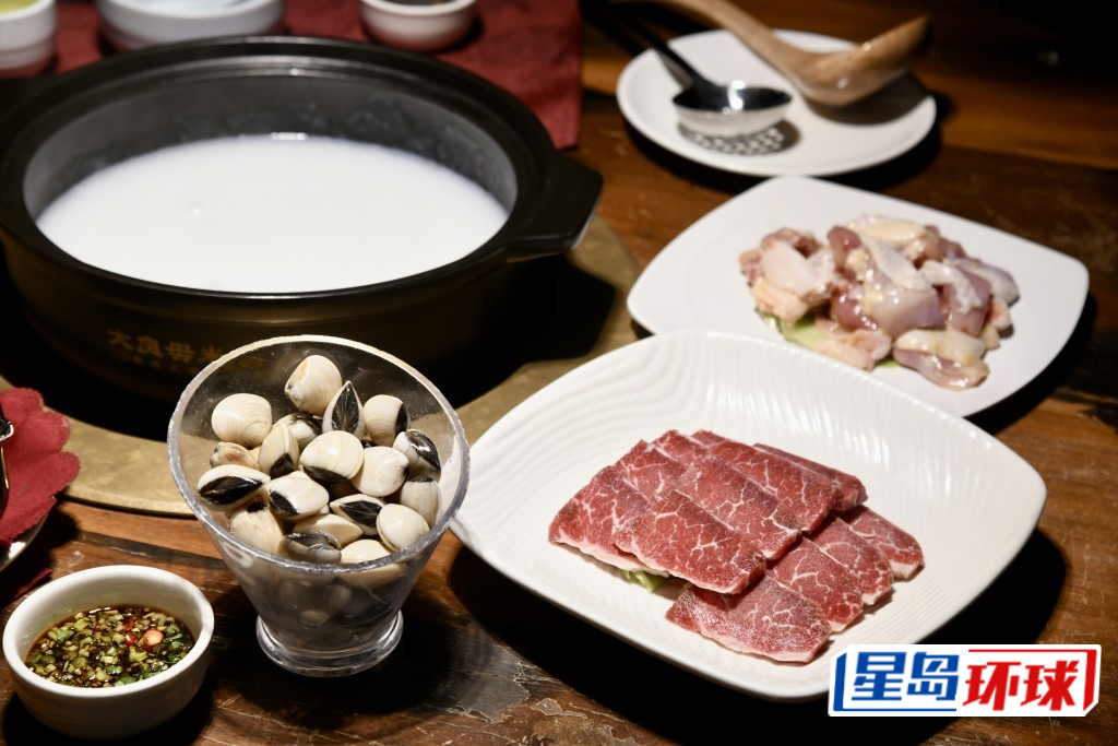 以米粥为汤底,搭配海鲜、肉片涮煮的粥底火锅则是佛山名物之一,来到佛山当然要品尝连CCTV9《寻味顺德》纪录片都曾推荐的太艮堡毋米粥!(图:何健勇摄)