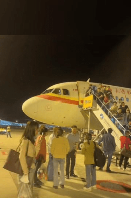 天津滨海机场11日晚因无人机导致航班大规模延误,延误29架次,取消8架次,有32架次备降外场,3000余名旅客出行受到影响。 天津滨海机场11日晚因无人机导致航班大规模延误,延误29架次,取消8架次,有32架次备降外场,3000余名旅客出行受到影响。