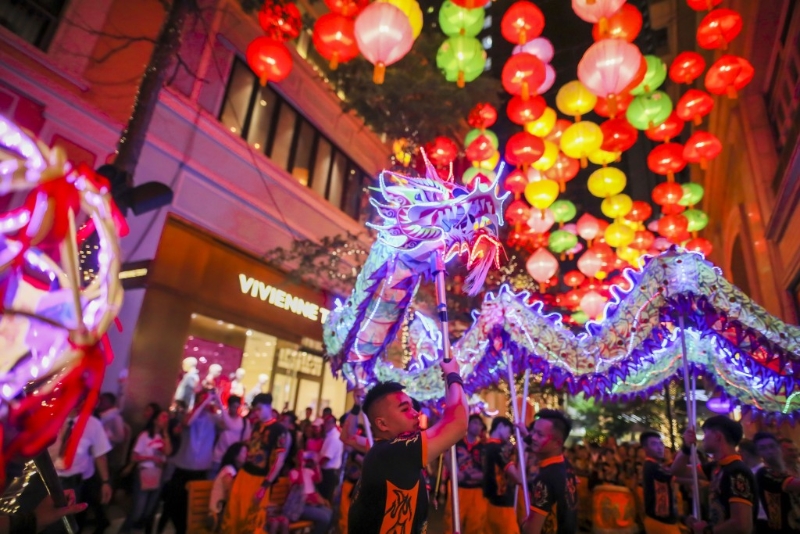 LED火龙舞鼓贺中秋 LED火龙舞鼓贺中秋