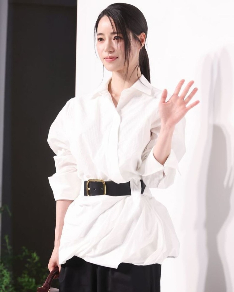 韩星林智妍穿着Loewe配腰带节白色恤衫,下衬阔身裤,造型优雅且满载时尚感。 (图片来源:IG@limjjy2) 韩星林智妍穿着Loewe配腰带节白色恤衫,下衬阔身裤,造型优雅且满载时尚感。 (图片来源:IG@limjjy2)