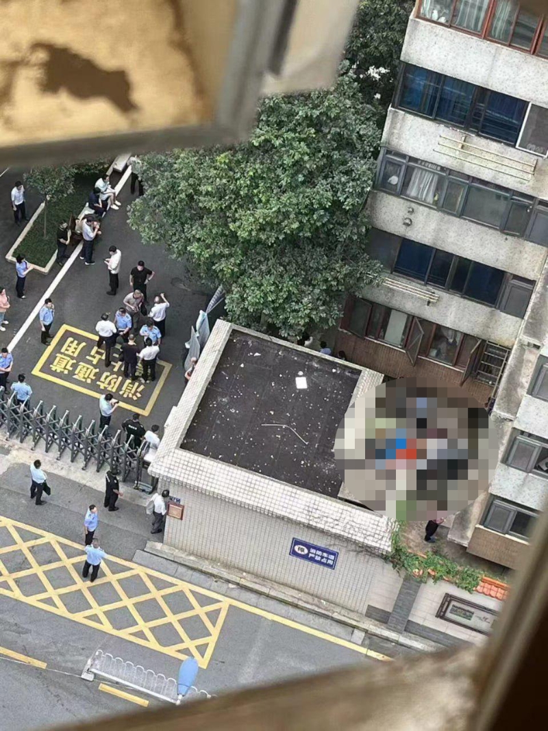 网传事发现场照片,三名死者伏尸在大厦外。 网传事发现场照片,三名死者伏尸在大厦外。