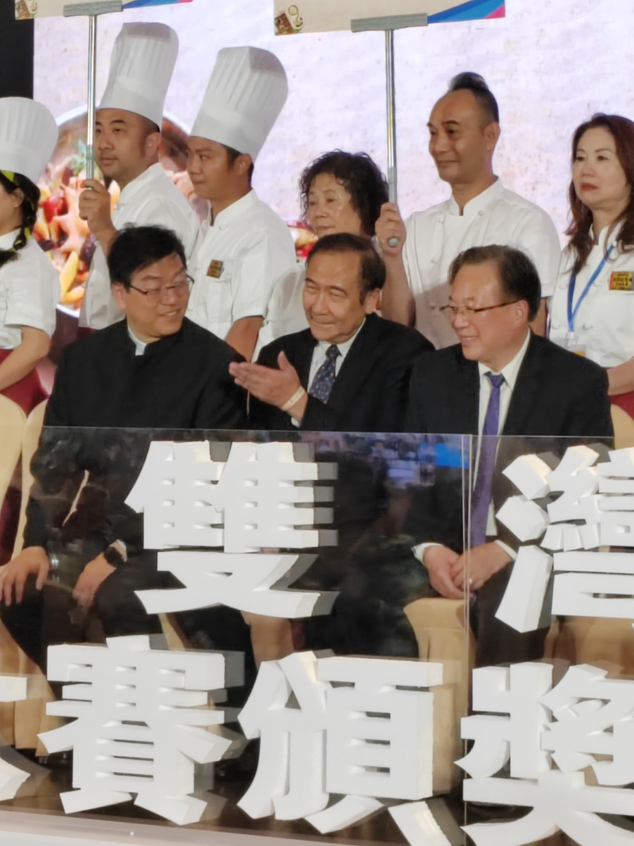 星岛日报美西版社长兼总编辑梁建锋(左)、星岛日报海外区行政总裁兼总编辑邝景廉(中)和美国中药联商会会长刘源凯(右)在颁奖台上交流。 星岛日报美西版社长兼总编辑梁建锋(左)、星岛日报海外区行政总裁兼总编辑邝景廉(中)和美国中药联商会会长刘源凯(右)在颁奖台上交流。