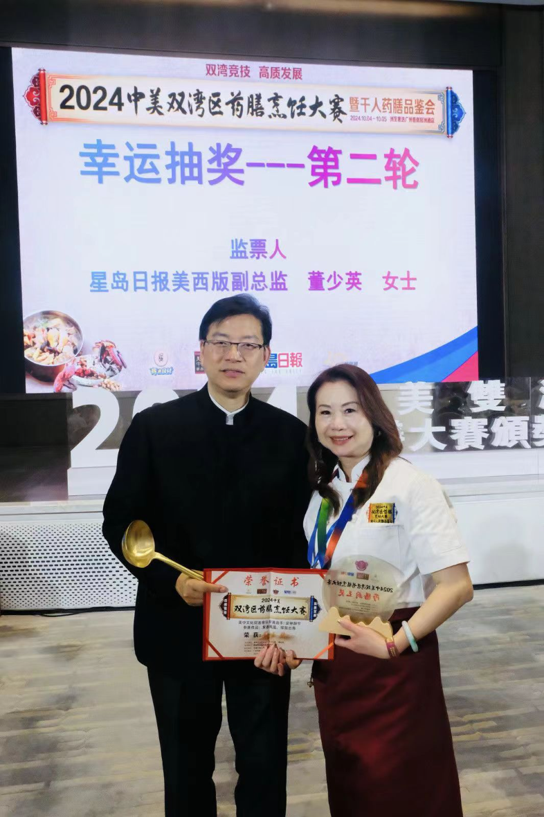 星岛日报美西版社长兼总编辑梁建锋为获得厨王队大奖的美中文化促进会队选手颁奖。 星岛日报美西版社长兼总编辑梁建锋为获得厨王队大奖的美中文化促进会队选手颁奖。