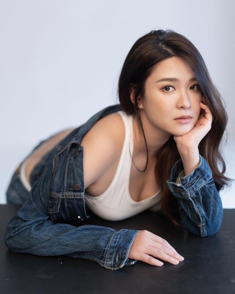 江嘉敏虽穿回蓝色牛仔外套,惟俯身托下巴,完美展现澎湃3D上围。 江嘉敏虽穿回蓝色牛仔外套,惟俯身托下巴,完美展现澎湃3D上围。