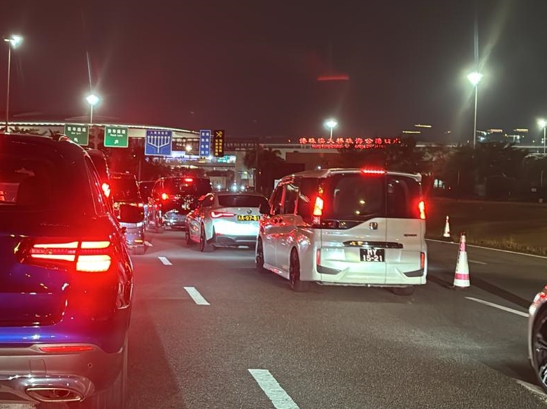 大批车辆在港珠澳大桥等候过关入珠海。 大批车辆在港珠澳大桥等候过关入珠海。