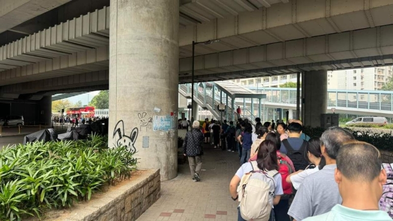 有网民指到深圳湾口岸的B2巴士线排了一条长龙。 有网民指到深圳湾口岸的B2巴士线排了一条长龙。