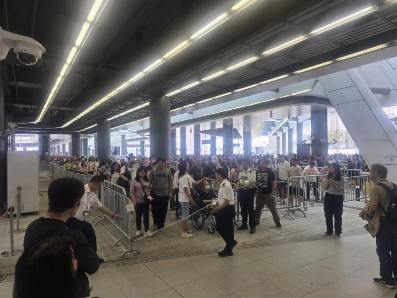 香园围口岸已实施人潮管制,人龙排满扶手楼梯前面空地。 香园围口岸已实施人潮管制,人龙排满扶手楼梯前面空地。