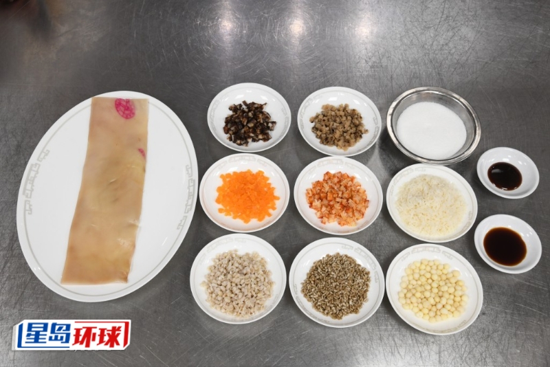 以多种不同口感的材料制作馅料。 以多种不同口感的材料制作馅料。