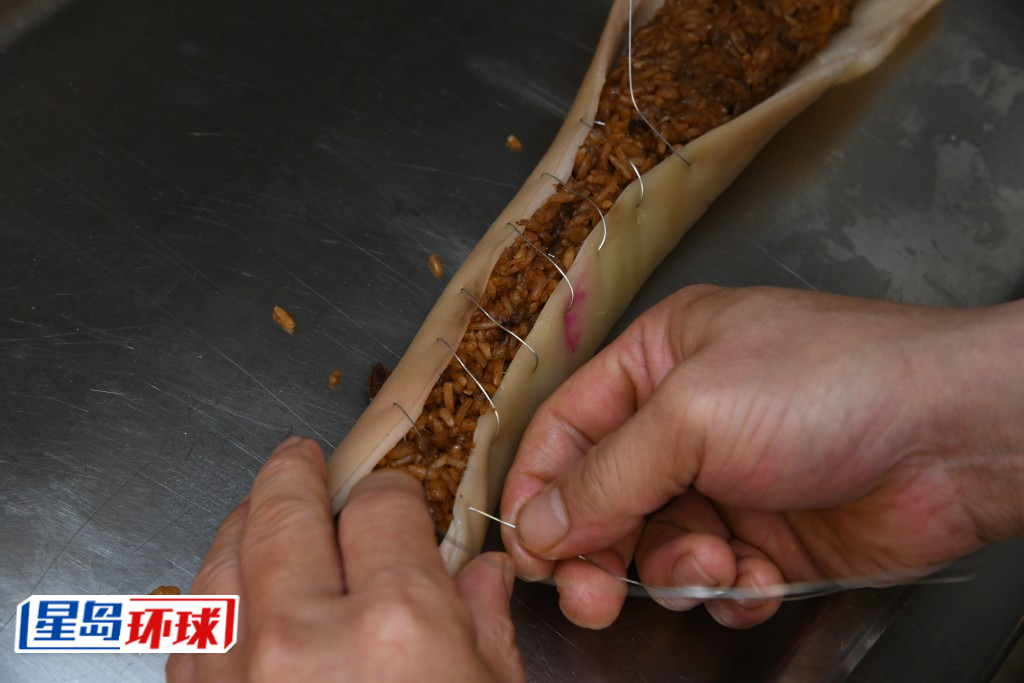 用铁线将猪皮缝合。 用铁线将猪皮缝合。
