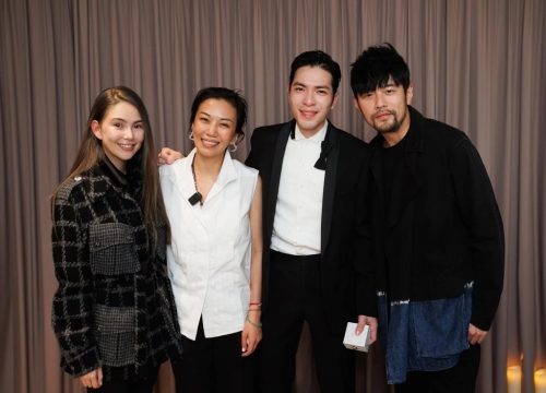 萧敬腾去年6月向年长14岁的经理人Summer求婚,周杰伦夫妇亦在场见证。 萧敬腾去年6月向年长14岁的经理人Summer求婚,周杰伦夫妇亦在场见证。