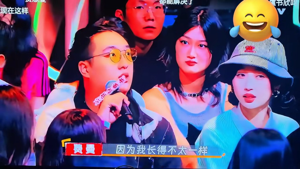 戴了眼镜的吴费曼将头发盘了一个高发髻 戴了眼镜的吴费曼将头发盘了一个高发髻