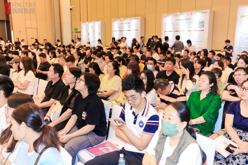 会场设有“星探港升学”的直播间,大学校长会进入回答问题,有学生不愿意错过精彩内容在现场观看 会场设有“星探港升学”的直播间,大学校长会进入回答问题,有学生不愿意错过精彩内容在现场观看