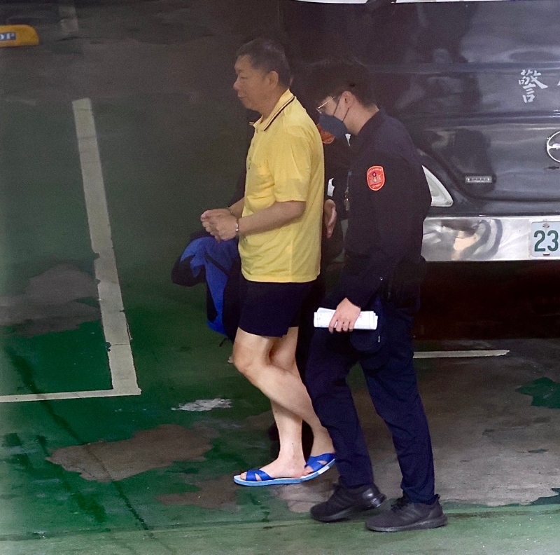 检廉侦办京华城案,检方16日提讯在押的民众党主席柯文哲(左)。 检廉侦办京华城案,检方16日提讯在押的民众党主席柯文哲(左)。