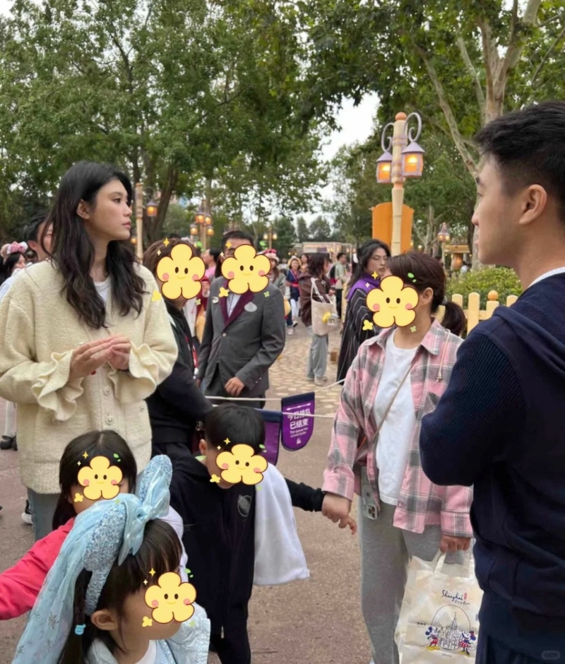 何猷君太太奚梦瑶及即将5岁的大仔何广燊(Ronaldo)和下月3岁生日的细女Romee,日前现身上海迪士尼。 何猷君太太奚梦瑶及即将5岁的大仔何广燊(Ronaldo)和下月3岁生日的细女Romee,日前现身上海迪士尼。