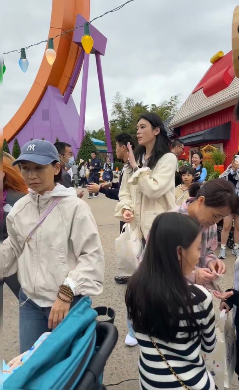 奚梦瑶发现不停被人偷拍。 奚梦瑶发现不停被人偷拍。