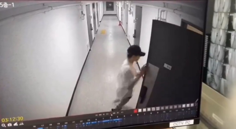 据韩媒《朝鲜日报》报道,赵芮梨日前其社交平台X及IG限时动态,发帖曝光一段长约9秒的住所门外监视器画面。 据韩媒《朝鲜日报》报道,赵芮梨日前其社交平台X及IG限时动态,发帖曝光一段长约9秒的住所门外监视器画面。