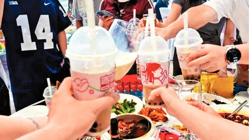 内地年轻人婚宴突兴奶茶代酒